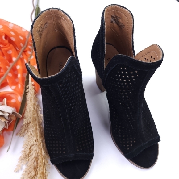 Lucky Brand Black Lazer Cut Ankle Boots Sz 8m - Picture 2 of 11